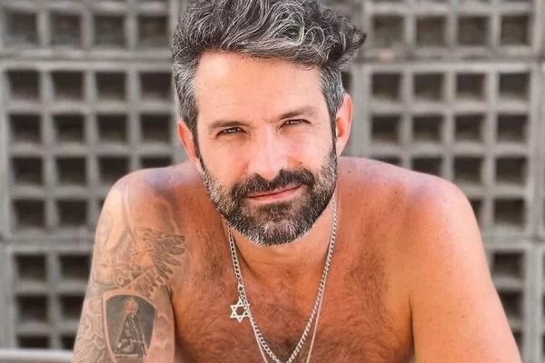 Iran Malfitano aparece pelado em foto, mostra tatuagem íntima e Bárbara Borges reage