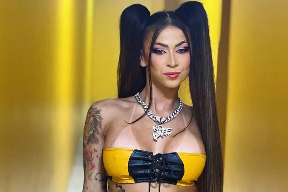 Quase pelada, MC Pipokinha é atacada durante show; assista