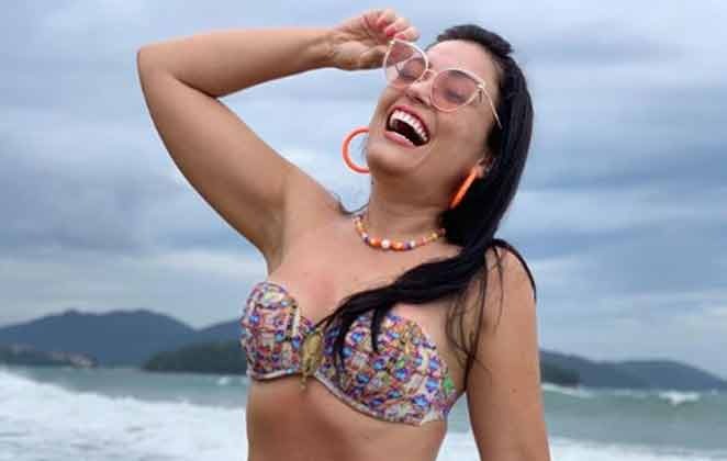 Milene Pavorô aparece só de biquíni e piercing chama a atenção