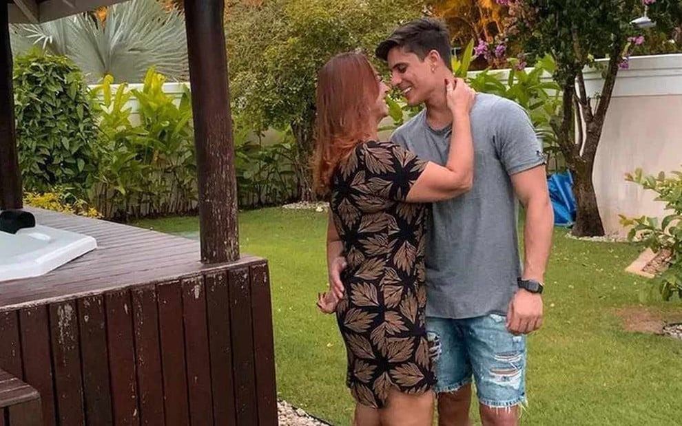 Tiago Ramos admite que passou Réveillon com mãe de Neymar e revela detalhes