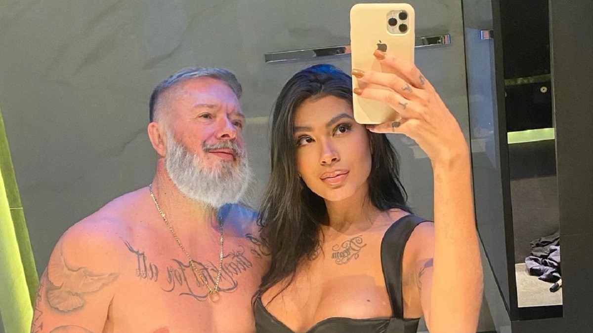 Pocah posta foto com sugar daddy: “Não é pelo iPhone”