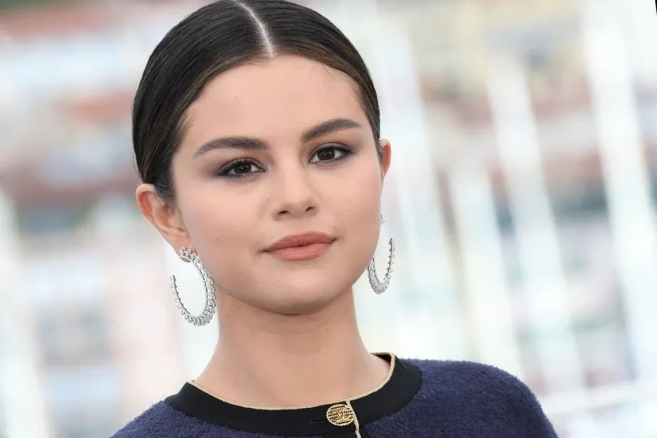 Selena Gomez preocupa fãs ao aparecer com tremedeiras e explica sintoma