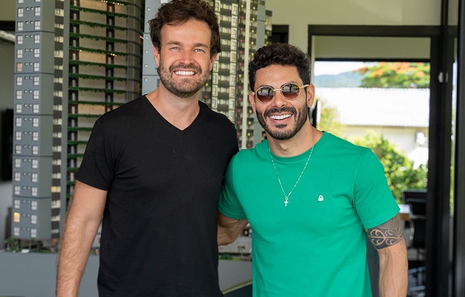 Sertanejo Rodolffo compra apartamento sustentável no litoral catarinense