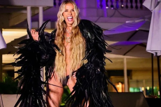 Adriane Galisteu rebate críticas por desfilar peluda no Carnaval