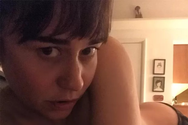 Alessandra Negrini surge de topless e deixa internautas chocados: “Celular até travou aqui”