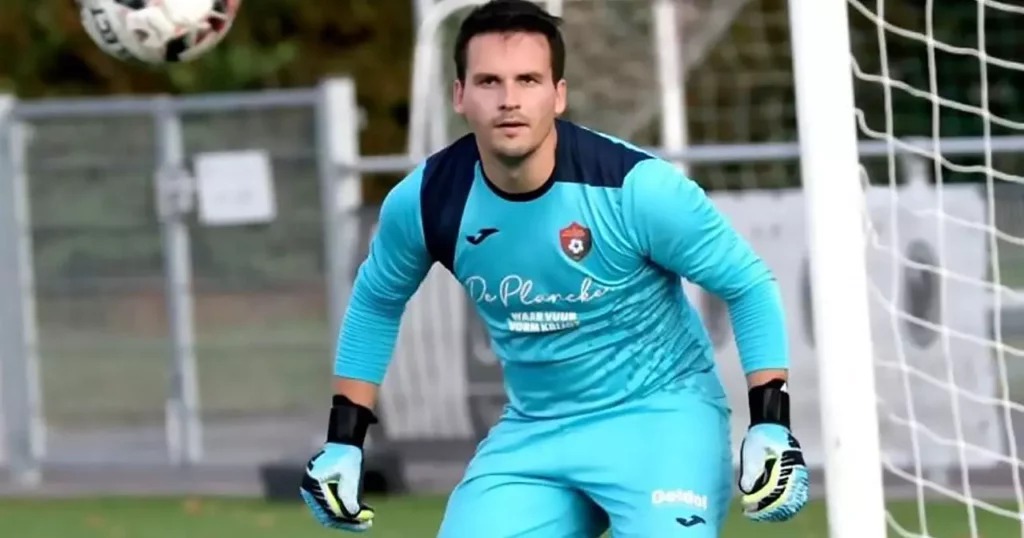 Goleiro que jogava na Europa morre, aos 25 anos, após agarrar pênalti durante partida