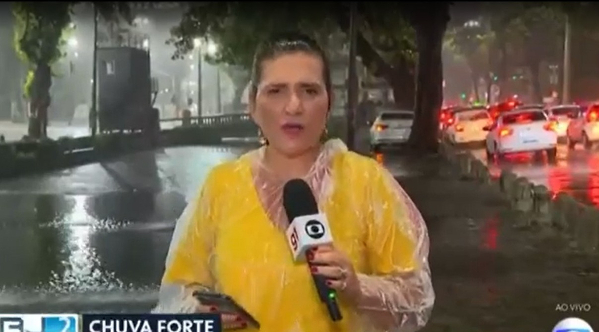 Chuva forte no Rio de Janeiro faz repórter da TV Globo ficar toda molhada durante transmissão