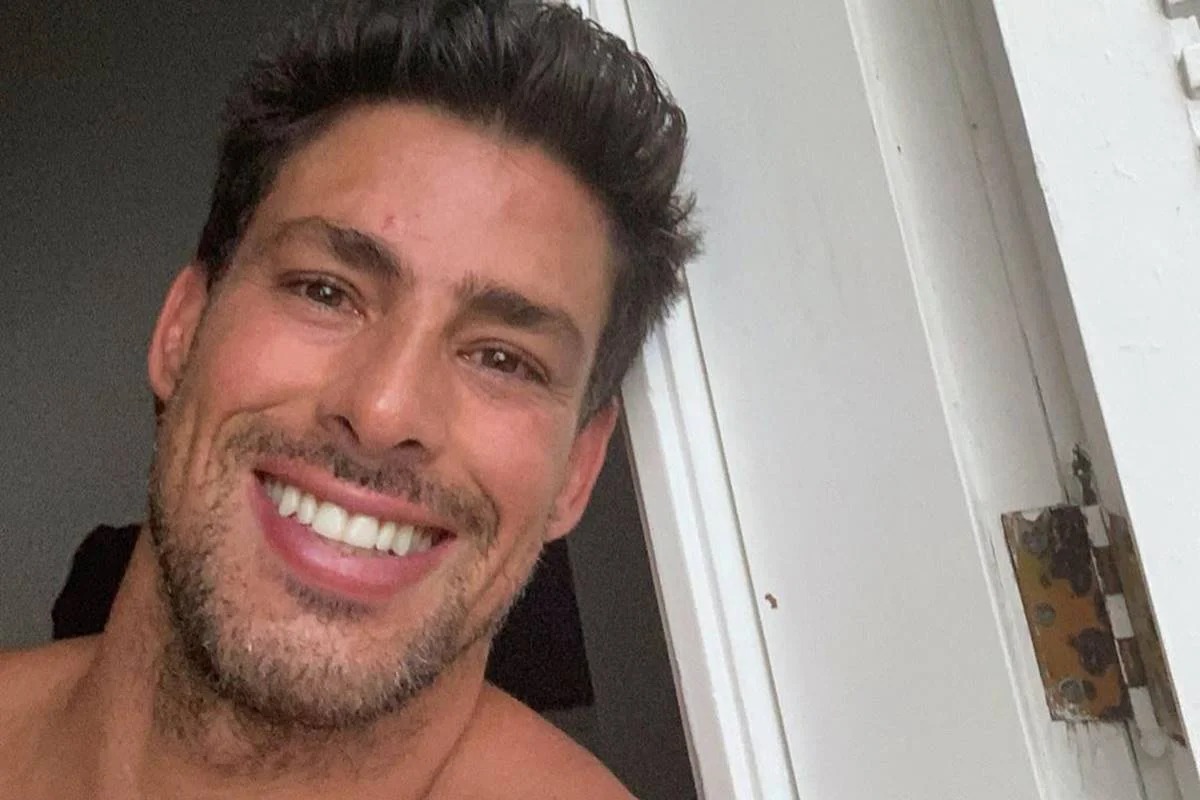 Cauã Reymond aparece só de cueca e detalhe chama atenção dos fãs: “Quem nunca?”