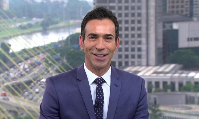 César Tralli ganha festa surpresa na TV Globo
