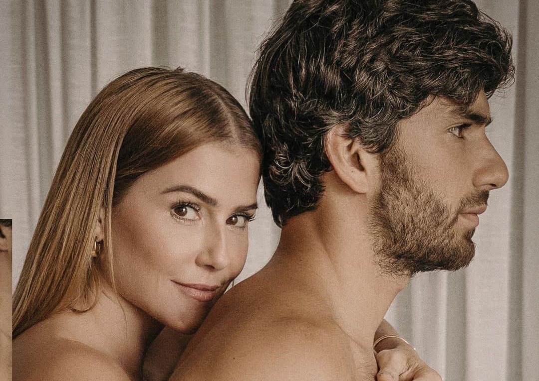 Deborah Secco mostra ensaio quente com o marido e internautas criticam: “É uma foto pornô”