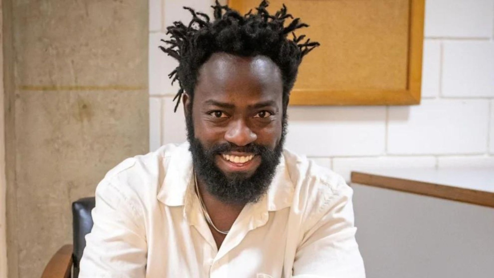 Douglas Silva viaja para o México e come inseto em prato exótico; veja