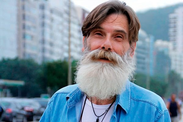 Ex-galã da TV Globo faz poesias e pede ajuda na internet