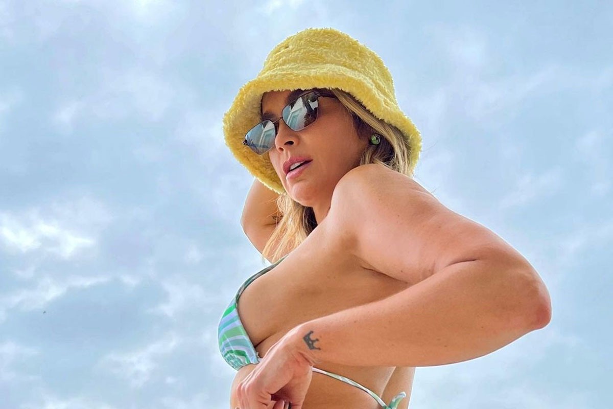 Durante treino em casa, Flávia Alessandra surge de biquíni transparente e choca os fãs: “Adorei o short”
