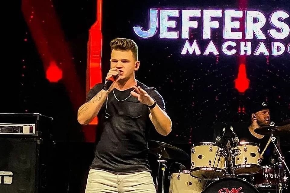 Aos 27 anos, cantor sertanejo morre em acidente de carro após ser atingido por criminoso em fuga