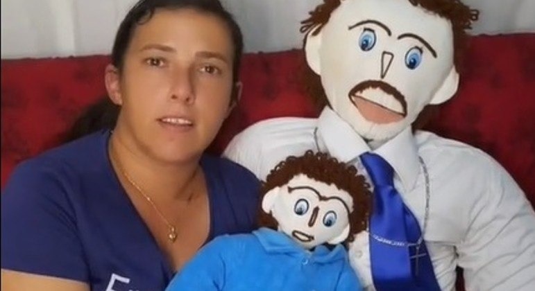 Mulher casada com boneco de pano afirma que o filho foi sequestrado e espalha cartazes; assista