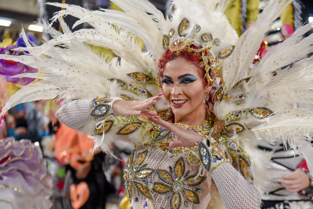 Musa da Lins Imperial, Nanda Marques usa branco em homenagem a Madame Satã: “Pureza de sua alma“