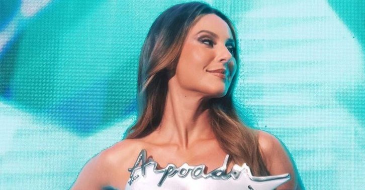 Paolla Oliveira aparece de tomara que caia e “farol” aceso chama atenção: “Estranha”