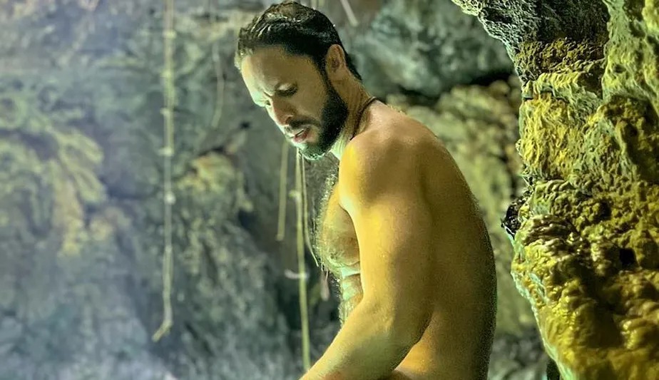 Rainer Cadete aparece pelado na cachoeira e web reage: “Concordam comigo?”