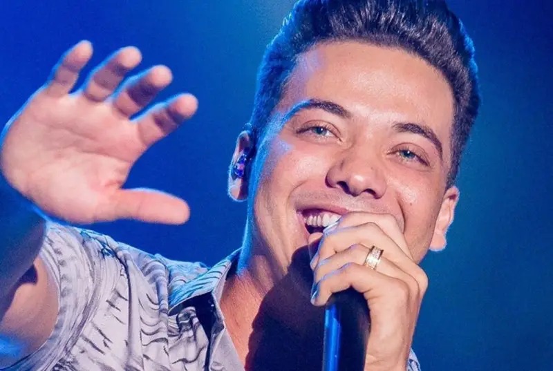 Fã arremessa celular e atinge rosto de Wesley Safadão; assista