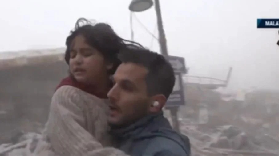 Ao vivo, repórter salva criança durante terremoto; assista