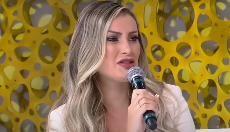Andressa Urach perde a paciência com jornalista durante entrevista e dispara: “Mal-comida”