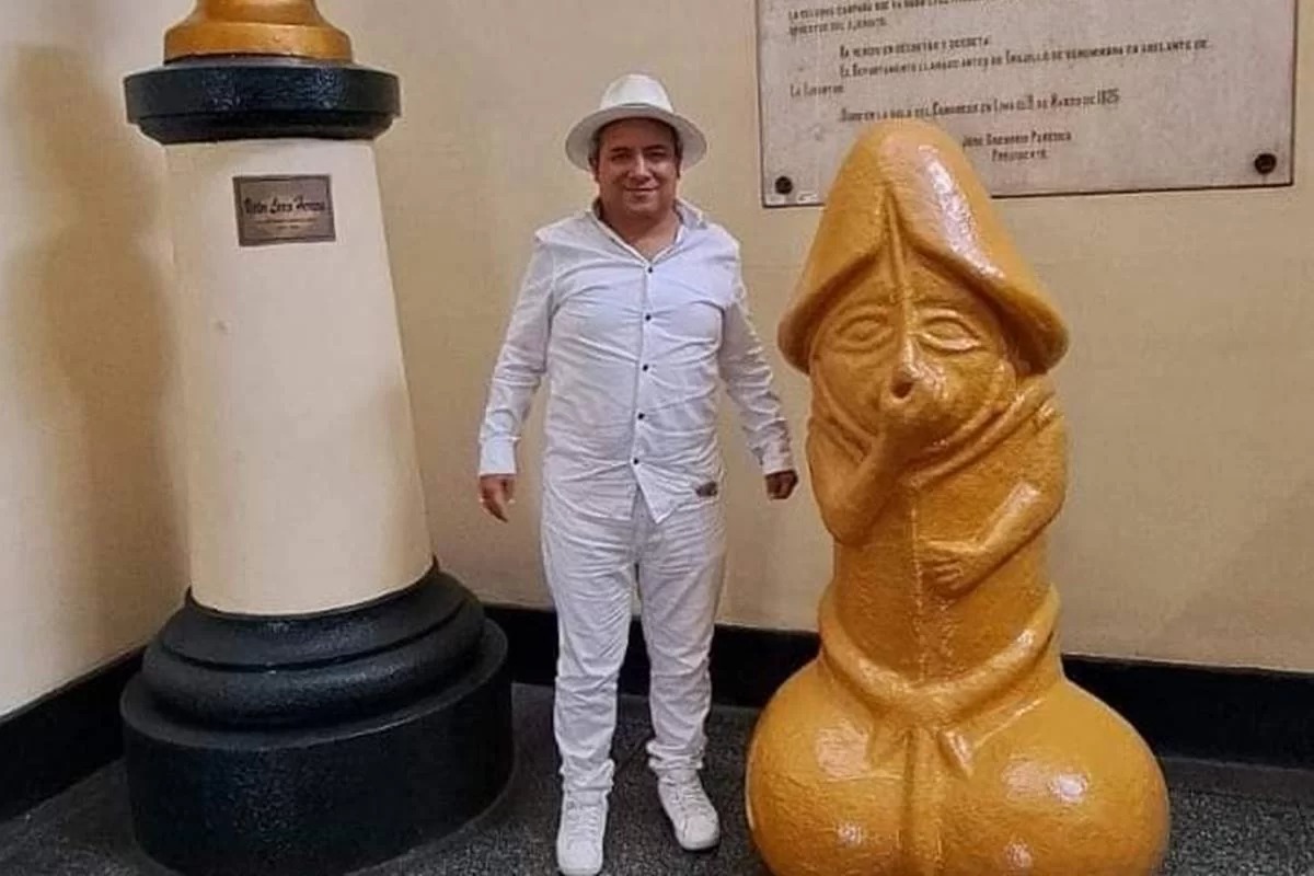 Prefeito coloca estátua de pênis em prefeitura e choca a população