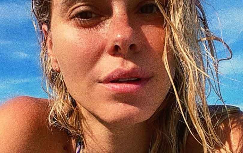 Carolina Dieckmann abaixa biquíni, mostra virilha e web vai à loucura: “Não aguentei e dei zoom”