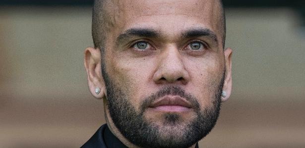 Daniel Alves dá autógrafos na prisão e organiza partida de futebol entre os presidiários