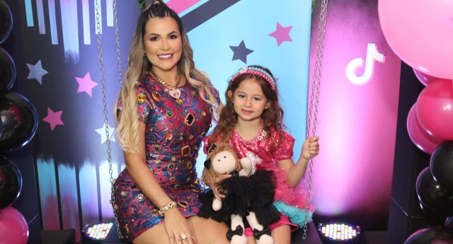 Deolane Bezerra deixa filha de seis anos fazer procedimento estético e explica motivo