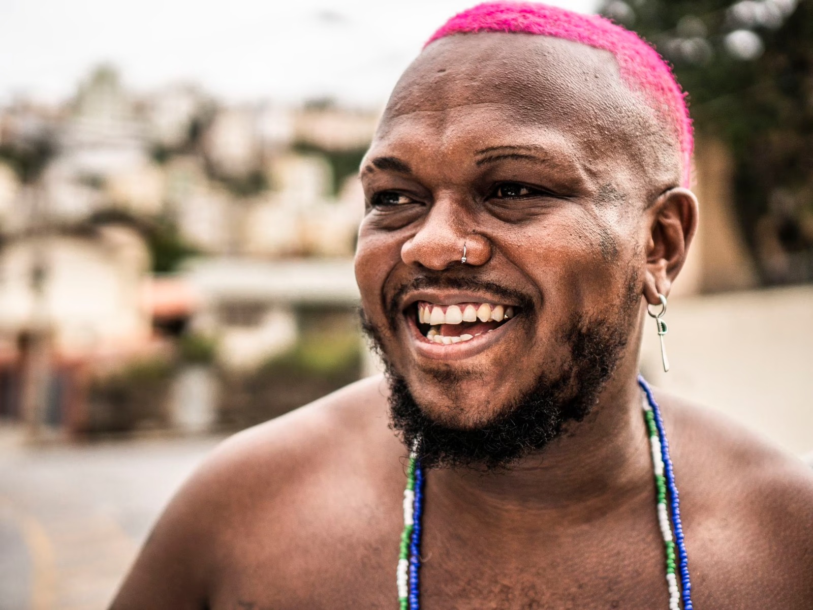 Rapper Djonga sofre acidente de moto e se pronuncia: “Machuquei”