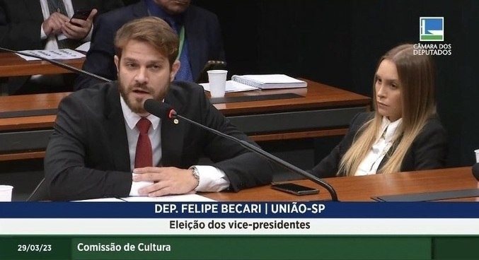 Carla Diaz acompanha noivo à Câmara dos Deputados e vira piada na internet: “A cara dela”