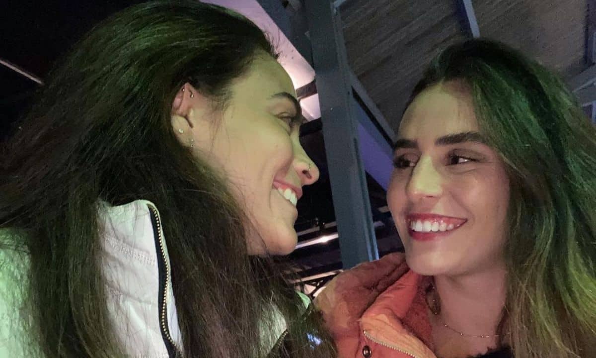 Juliana Paes surge em almoço romântico com a namorada