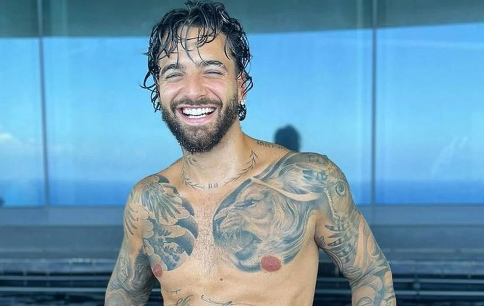 Maluma posa pelado em piscina e internautas percebem: “Dá pra ver a cabeça”