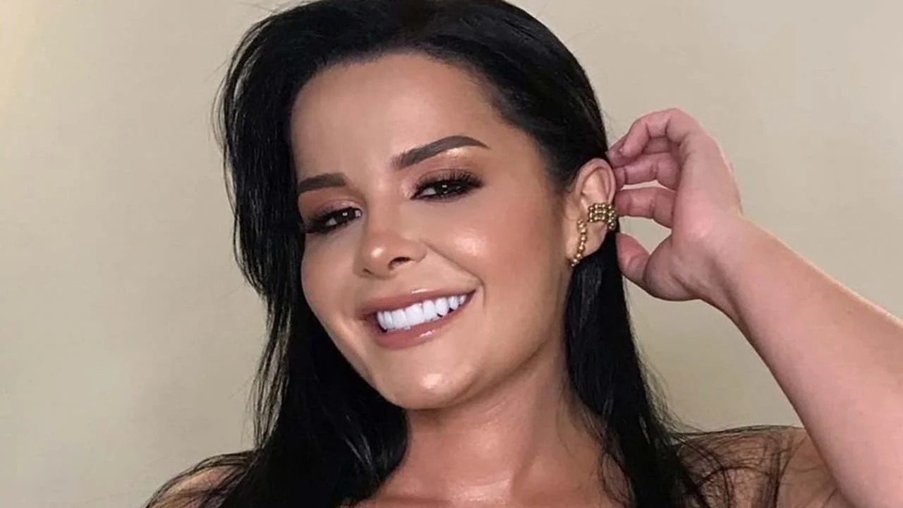 Maraisa aparece de vestido aberto e detalhe chama atenção: “Sem calcinha”