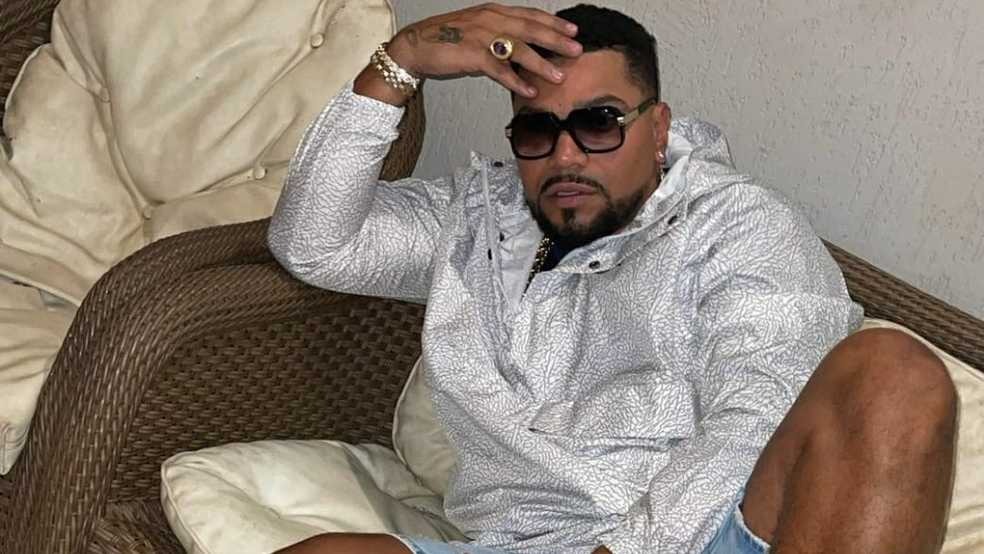 Após ser criticado por aparecer pelado, Naldo Benny faz show de graça no Rio