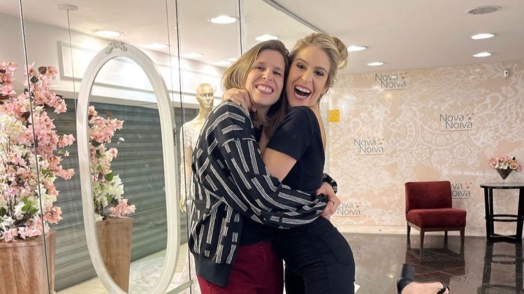 Repórter da Record se casa com produtora da Globo e celebra: “O amor sempre vence”