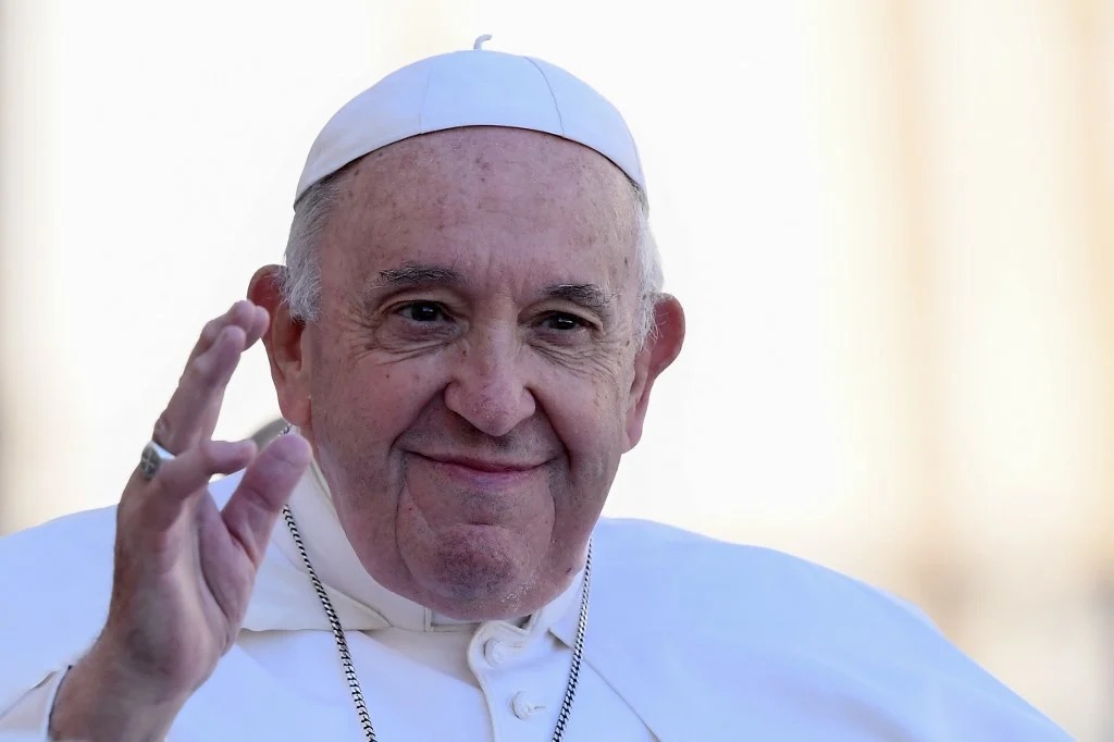 Aos 86 anos, Papa Francisco é internado.