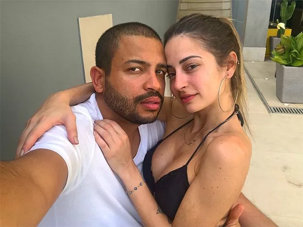 Grávida, mulher de Projota exclui rapper das redes sociais e anuncia separação