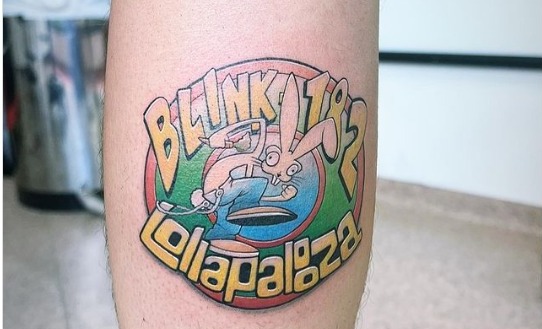 Ex-BBB vira chacota na internet após fazer tatuagem de show e a apresentação ser cancelada