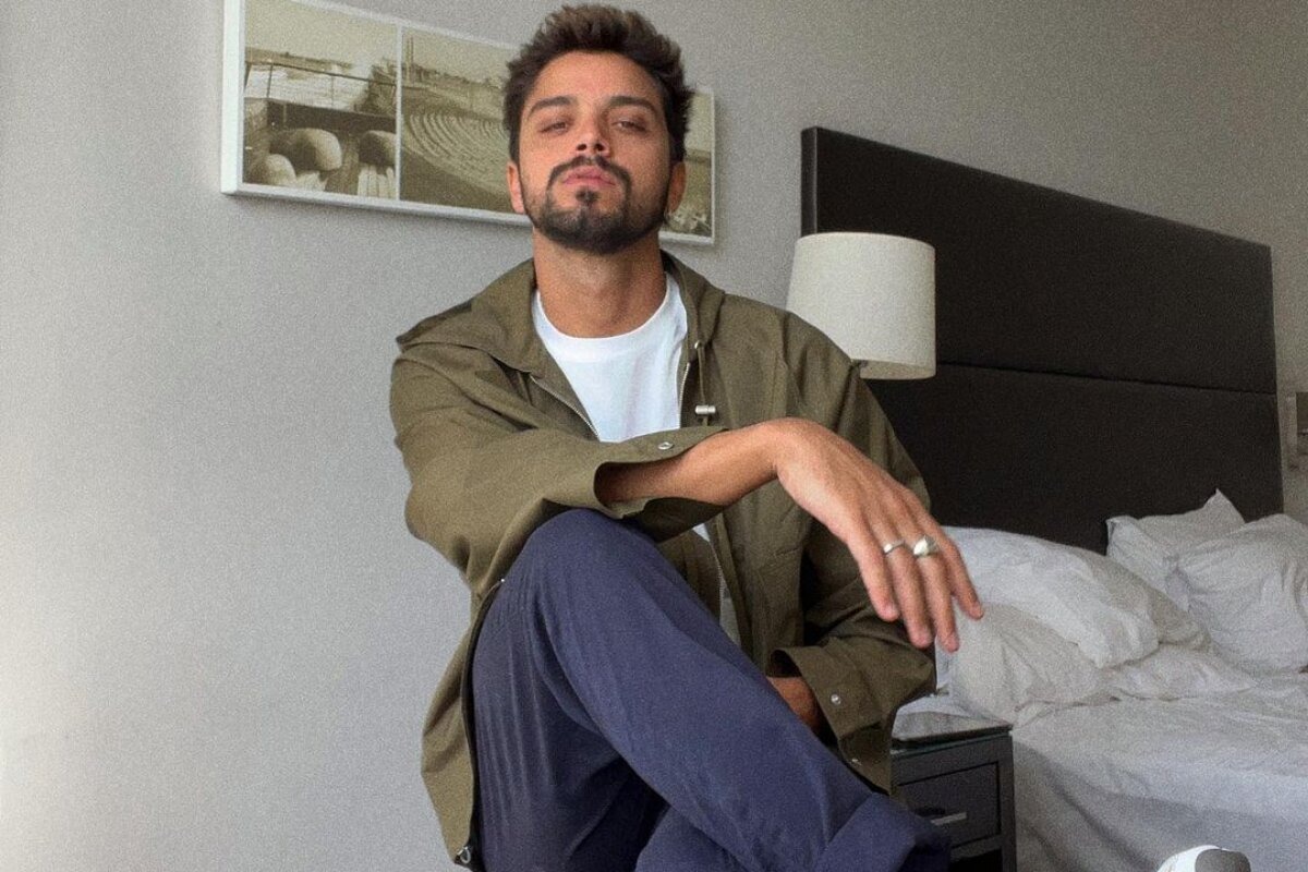 Rodrigo Simas se assume bissexual: “É um tabu”