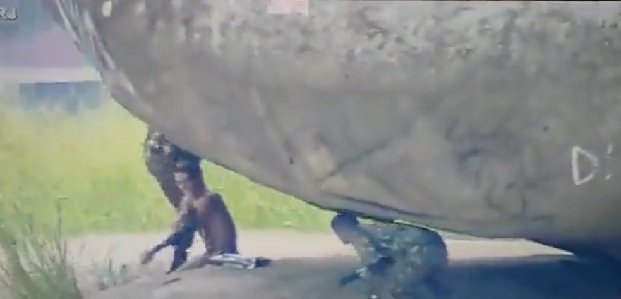 Ao vivo, helicóptero da Record TV flagra soldados do Exército em momento íntimo: “Brotheragem?”