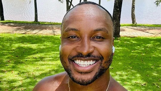 Sem camisa, Thiaguinho aparece suado e peitoral chama atenção: “Igual vinho”