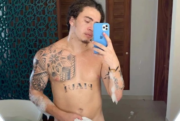 Whindersson Nunes aparece sangrando, apenas de cueca e dispara: “Confusão”