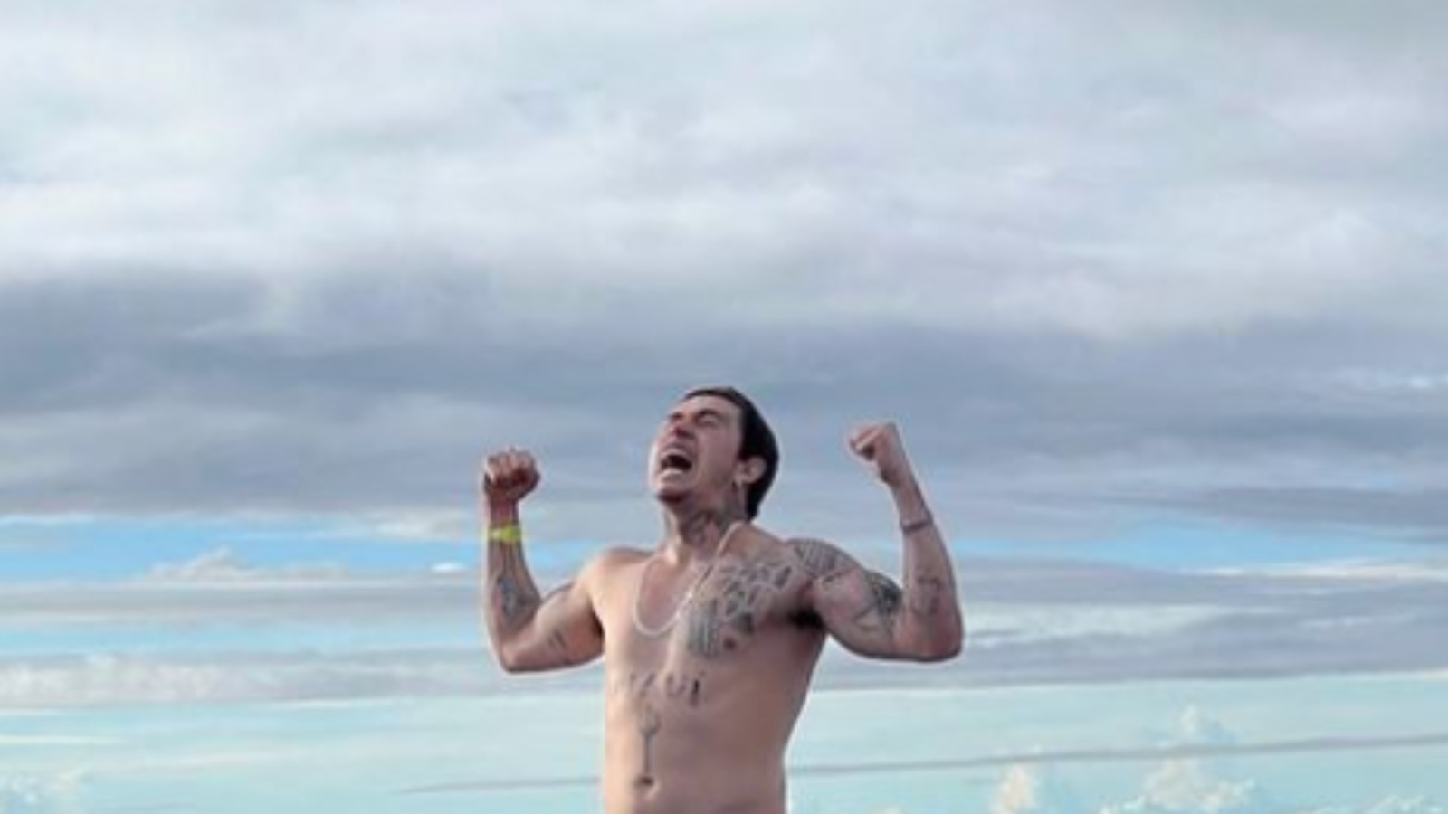 Whindersson Nunes posta fotos em hotel e bumbum à mostra chama atenção: “Dei zoom e agora?”