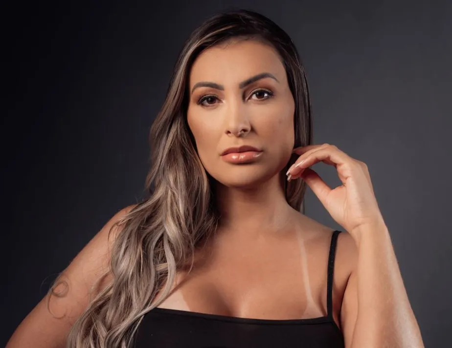 Novo affair? Andressa Urach é vista aos beijos com rapaz em festa