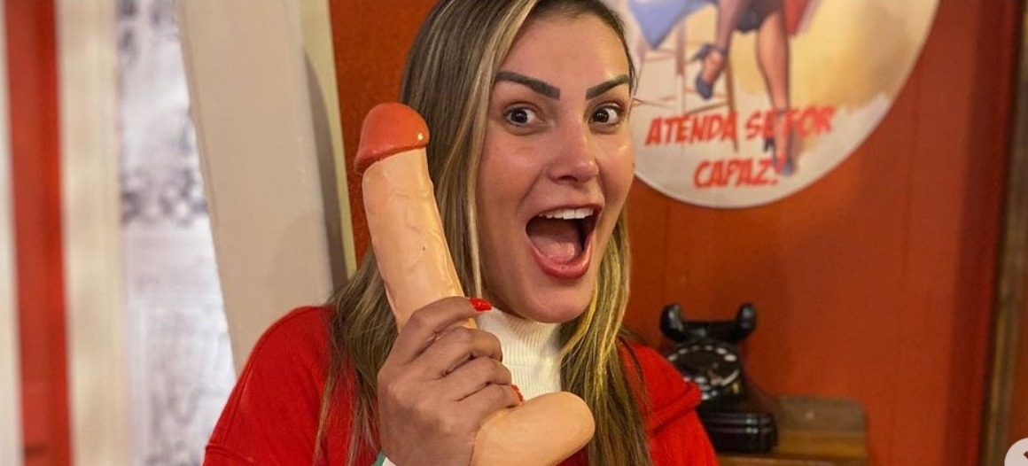 Andressa Urach surge sentada em pênis gigante e é criticada na web: “Deve estar possuída”
