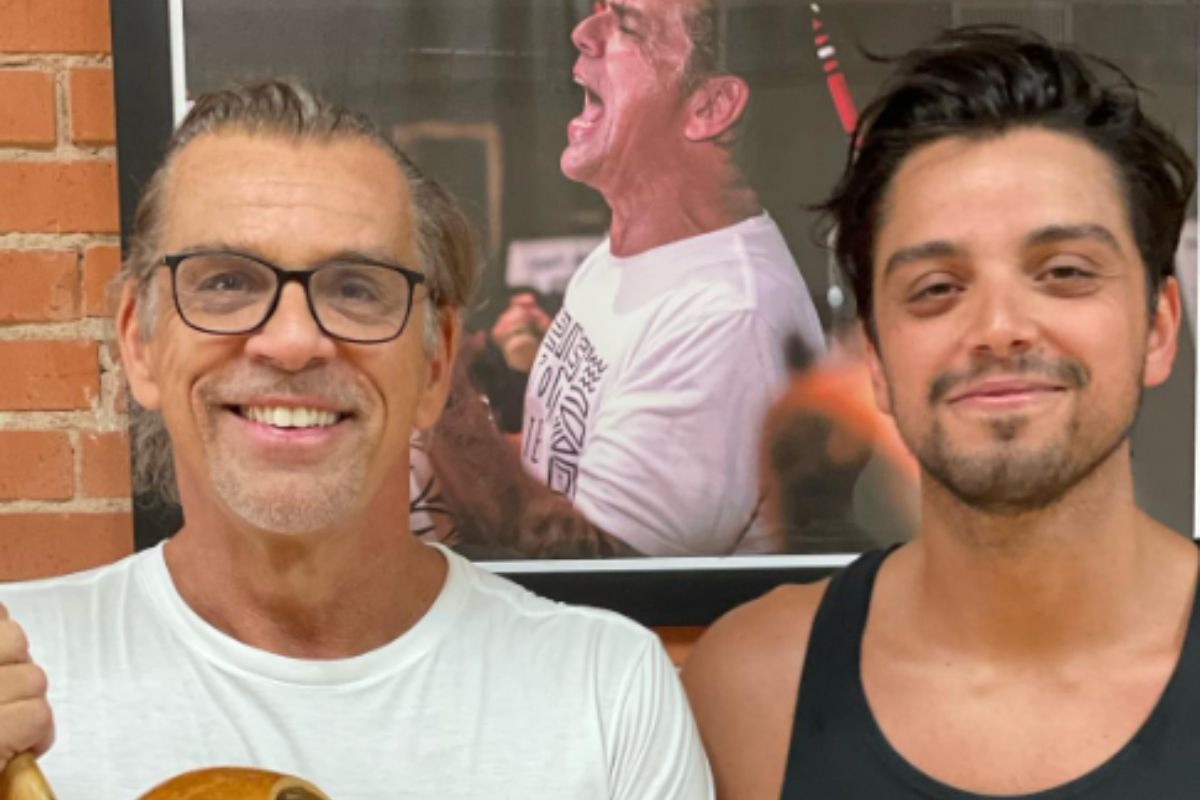 Pai de Rodrigo Simas se pronuncia após o ator assumir sua bissexualidade: “Muito bacana”
