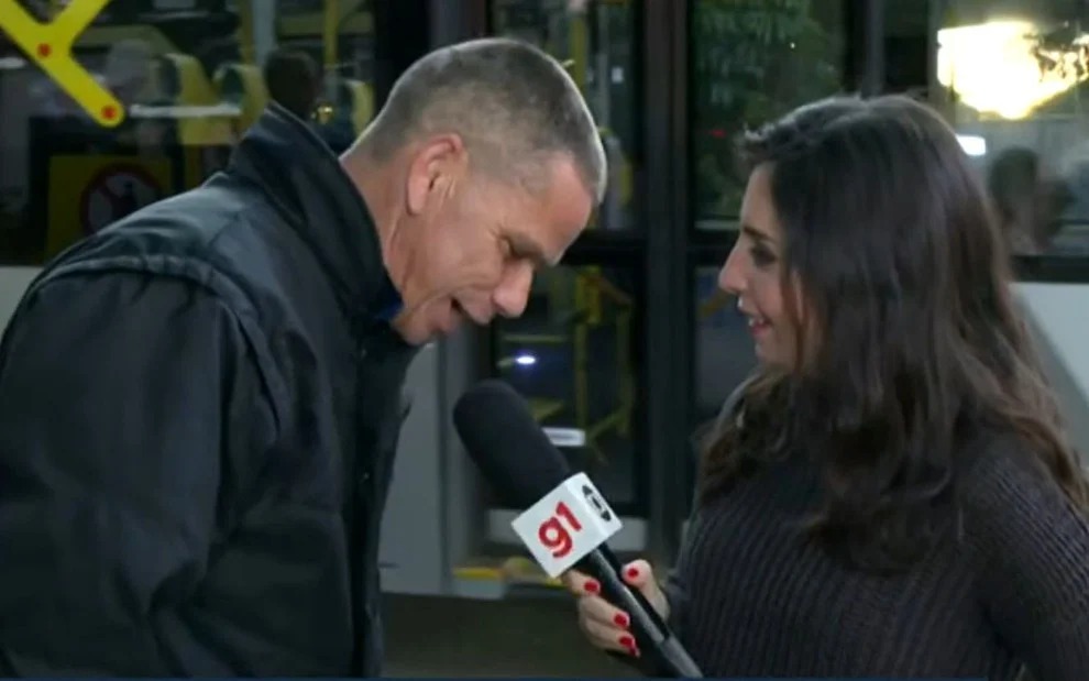 Repórter da TV Globo recebe declaração, ao vivo, de homem desconhecido: “Te amo”