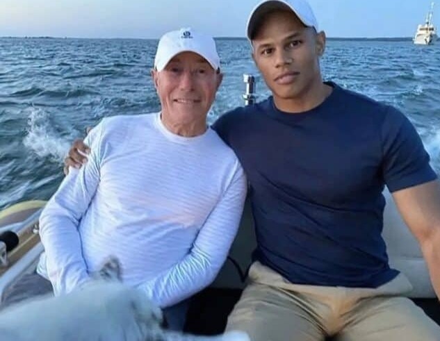 Ex-ator pornô, de 30 anos, se casa com bilionário de 80 nos EUA