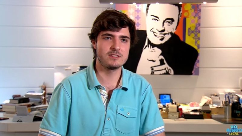 Filho de Gugu Liberato aparece na TV, se emociona e fala sobre o pai: “Ele era fanático”